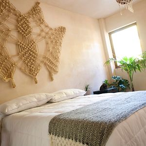 Zimmer mit Kingsize-Bett